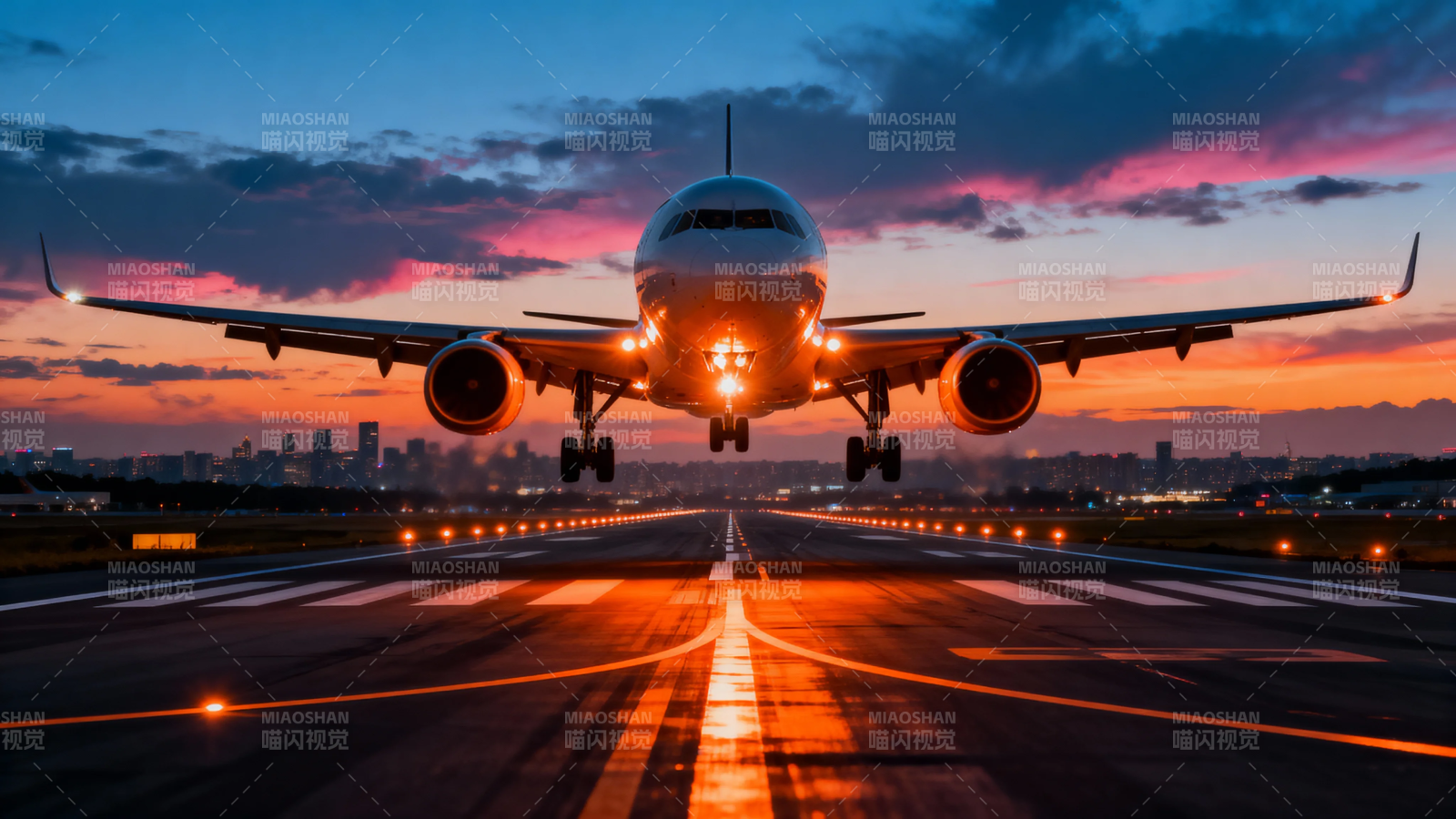 夕阳下飞机降落跑道图片