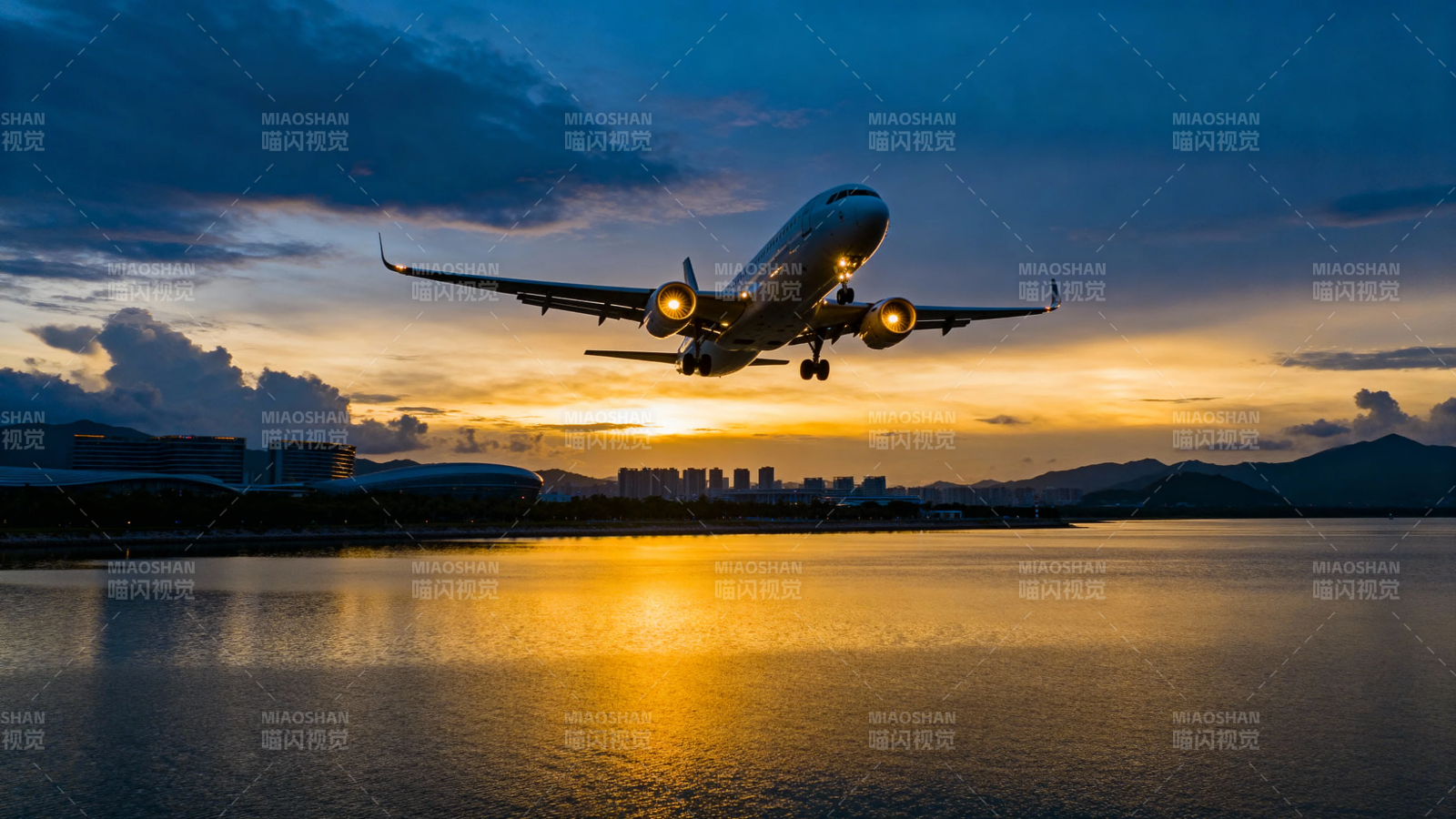 夕阳下飞机掠过水面图片