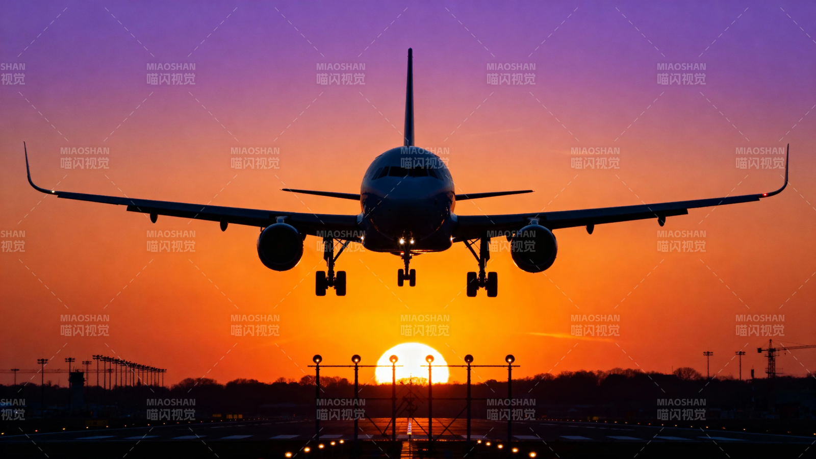 夕阳下飞机降落剪影图片
