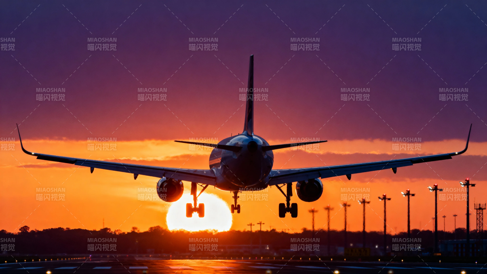 夕阳下的飞机剪影图片