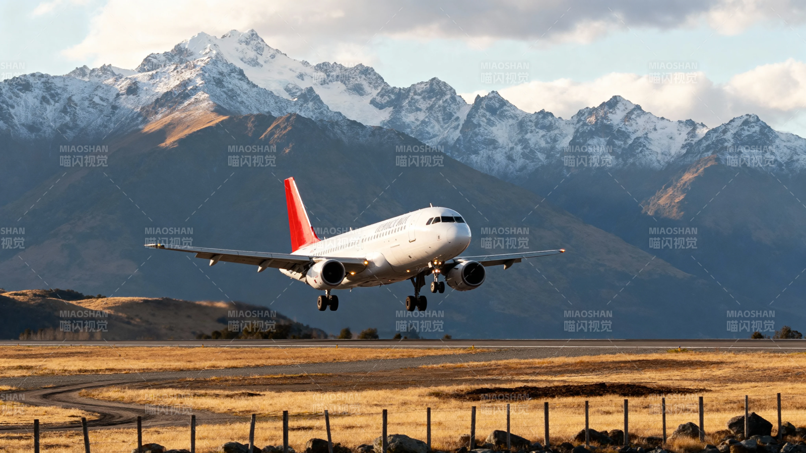 雪山下飞机降落瞬间图片