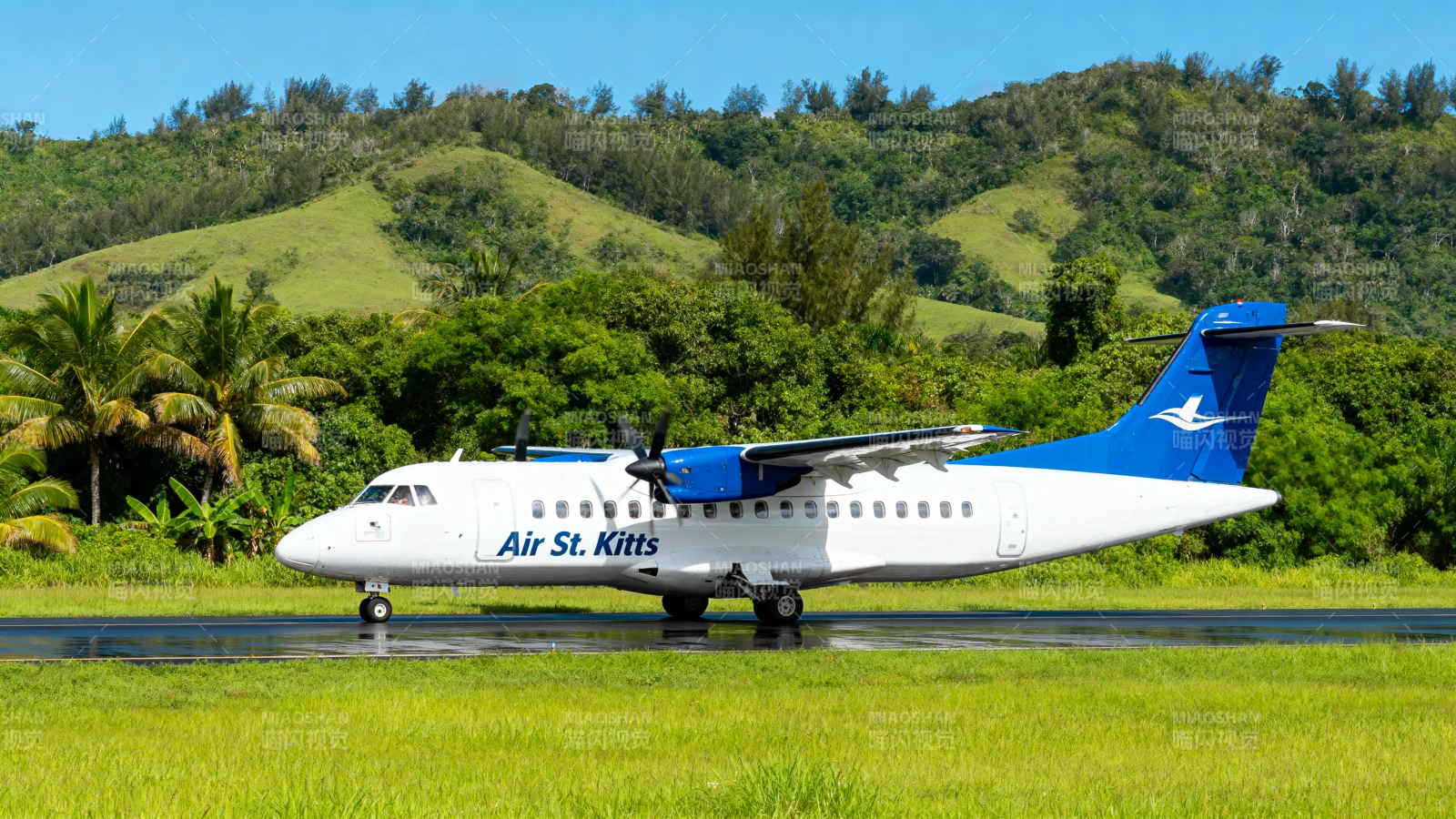 圣基茨航空飞机停于绿野跑道图片