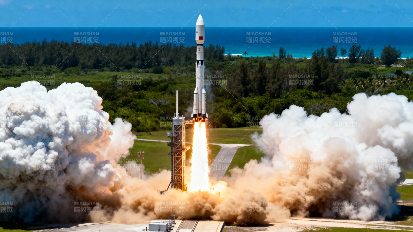 火箭发射 海天为背景图片