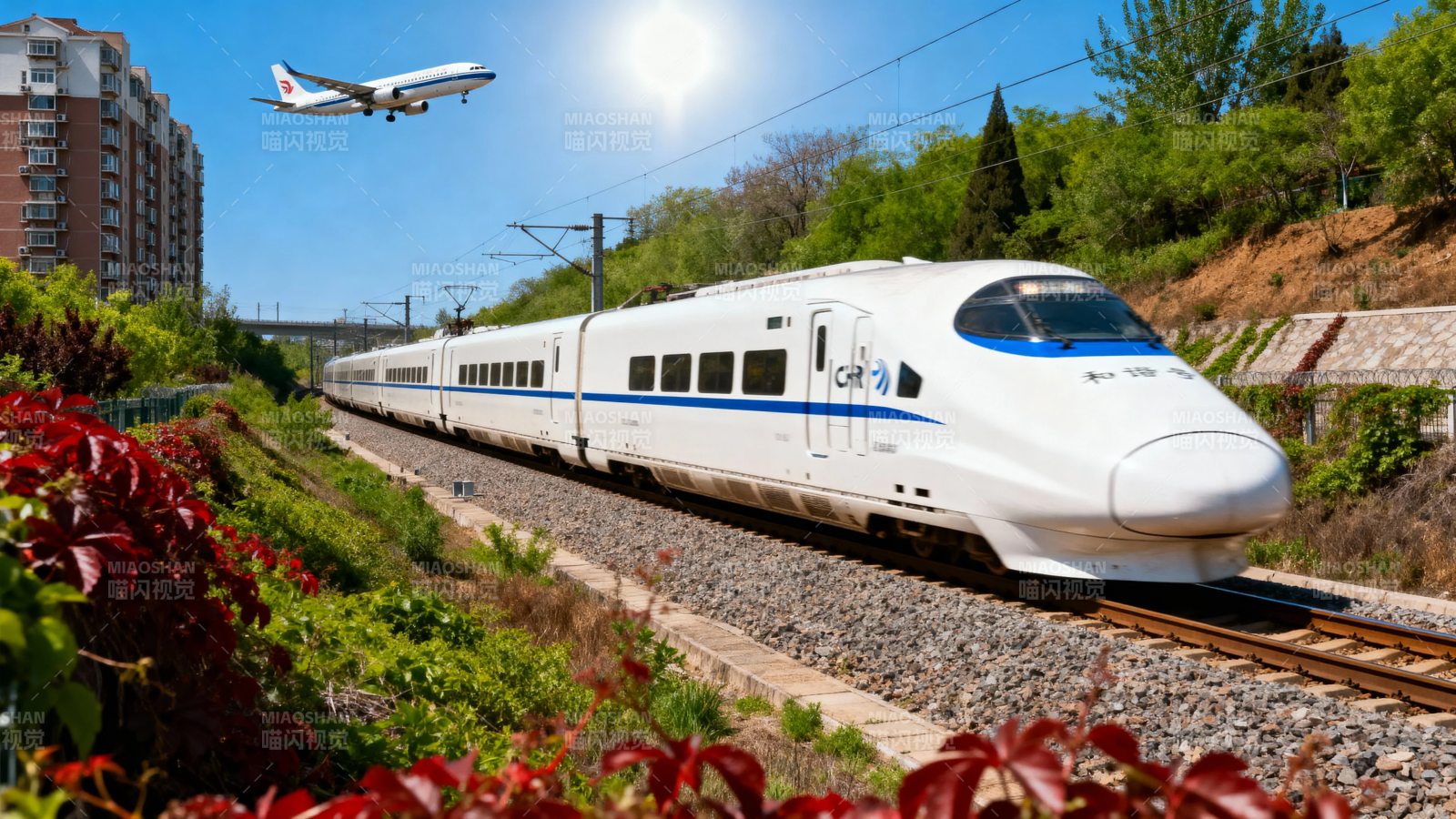 高铁飞驰 飞机掠过蓝天图片