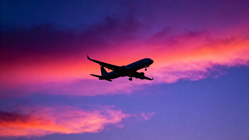 夕阳下的飞机剪影图片