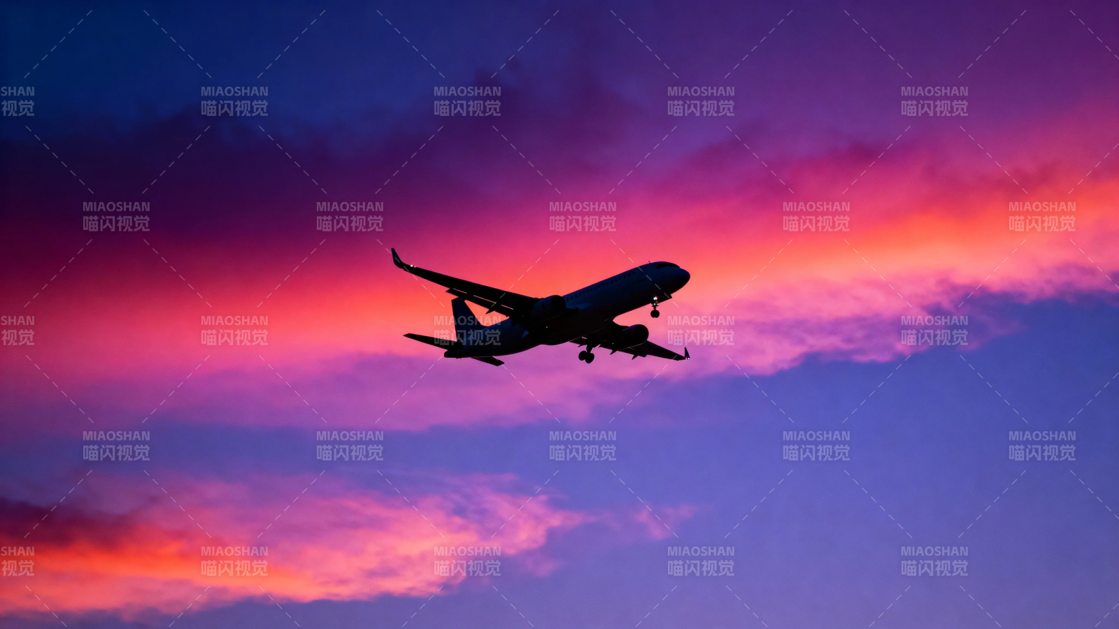 夕阳下的飞机剪影图片