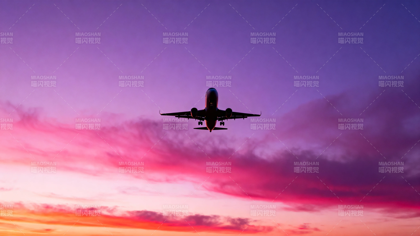 夕阳下的飞机剪影图片