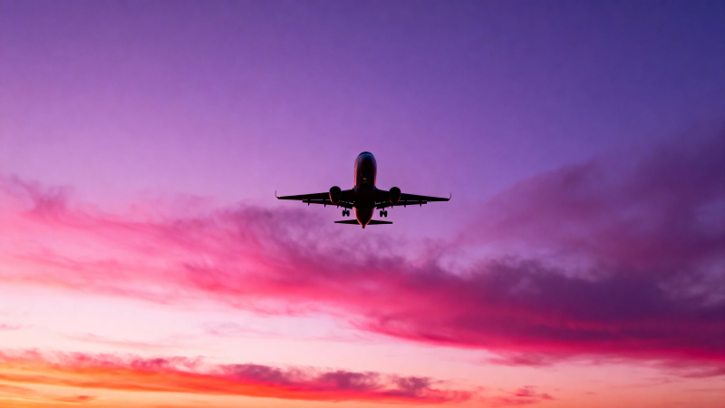 夕阳下的飞机剪影图片