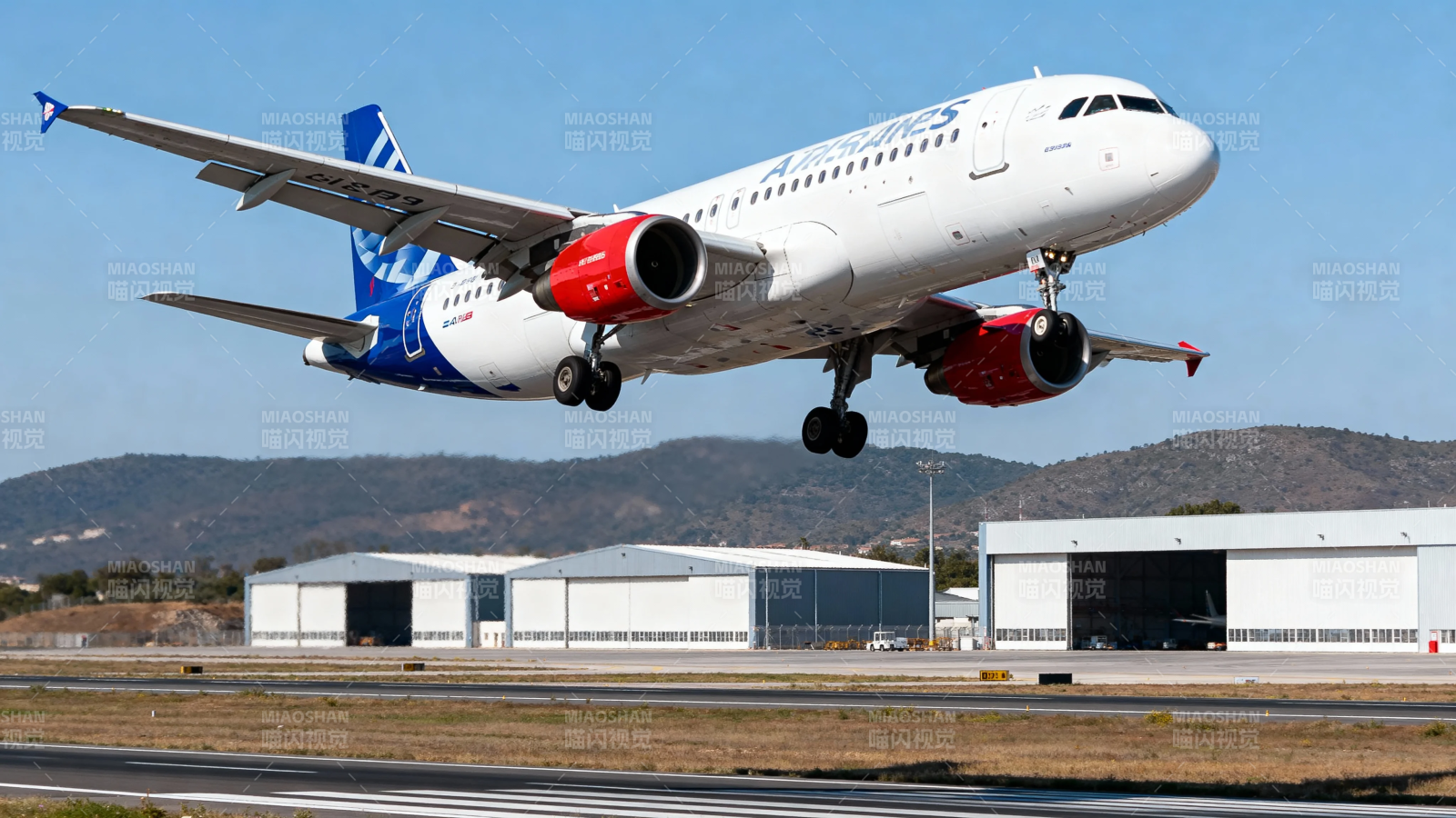 客机起飞瞬间 蓝天下的力量之美图片