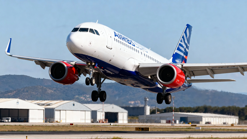 客机起飞瞬间 蓝天为背景图片