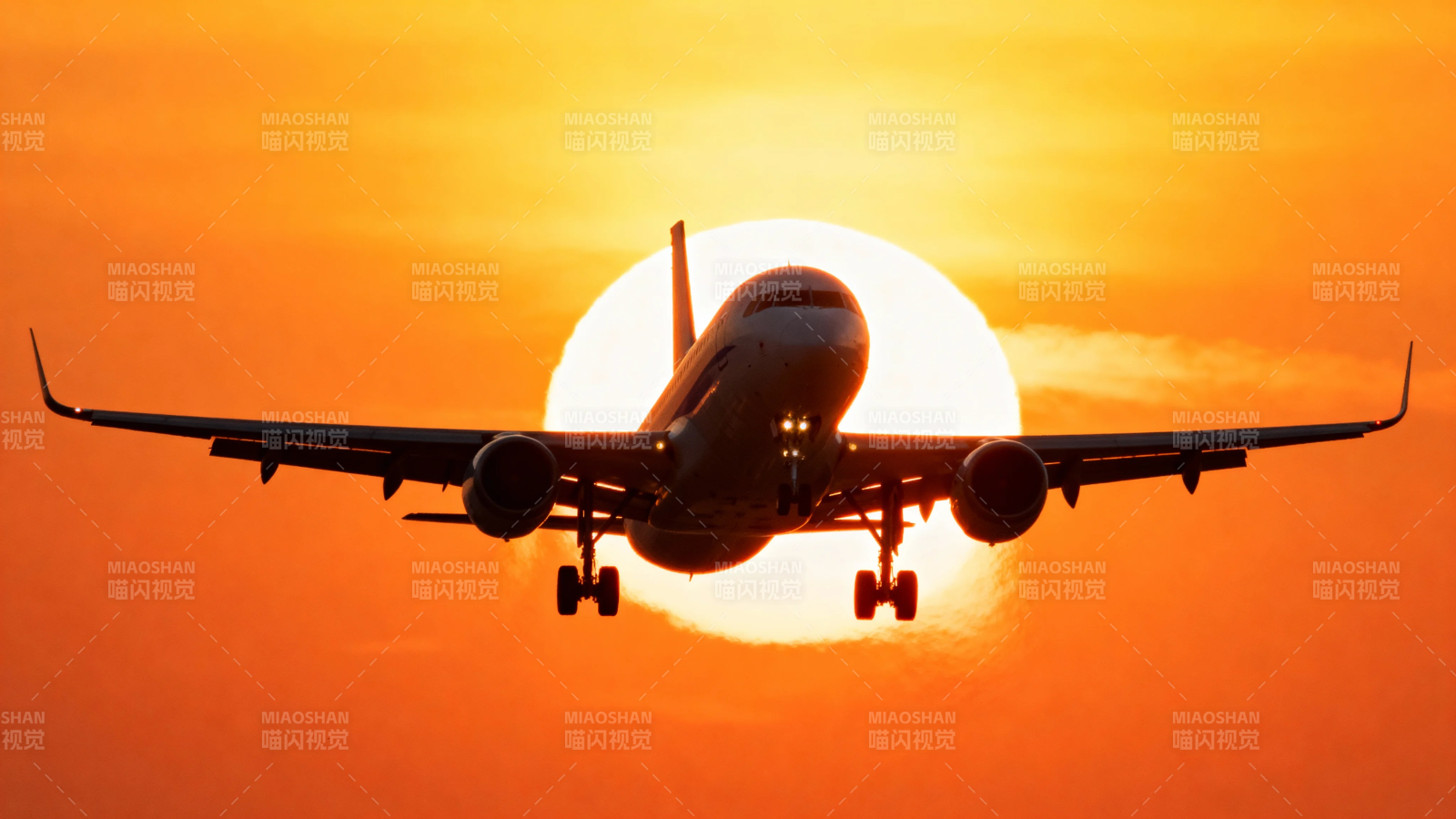 夕阳下的飞机剪影图片