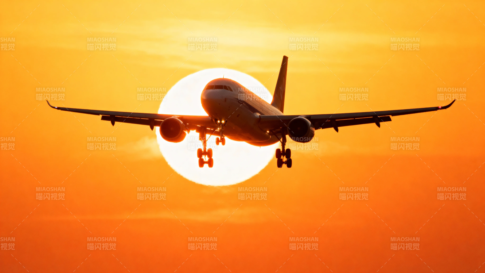夕阳下的飞机剪影图片