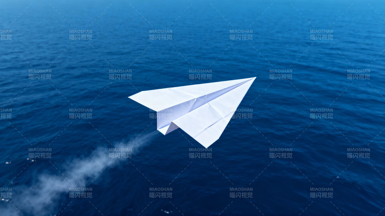 纸飞机掠过蓝海图片