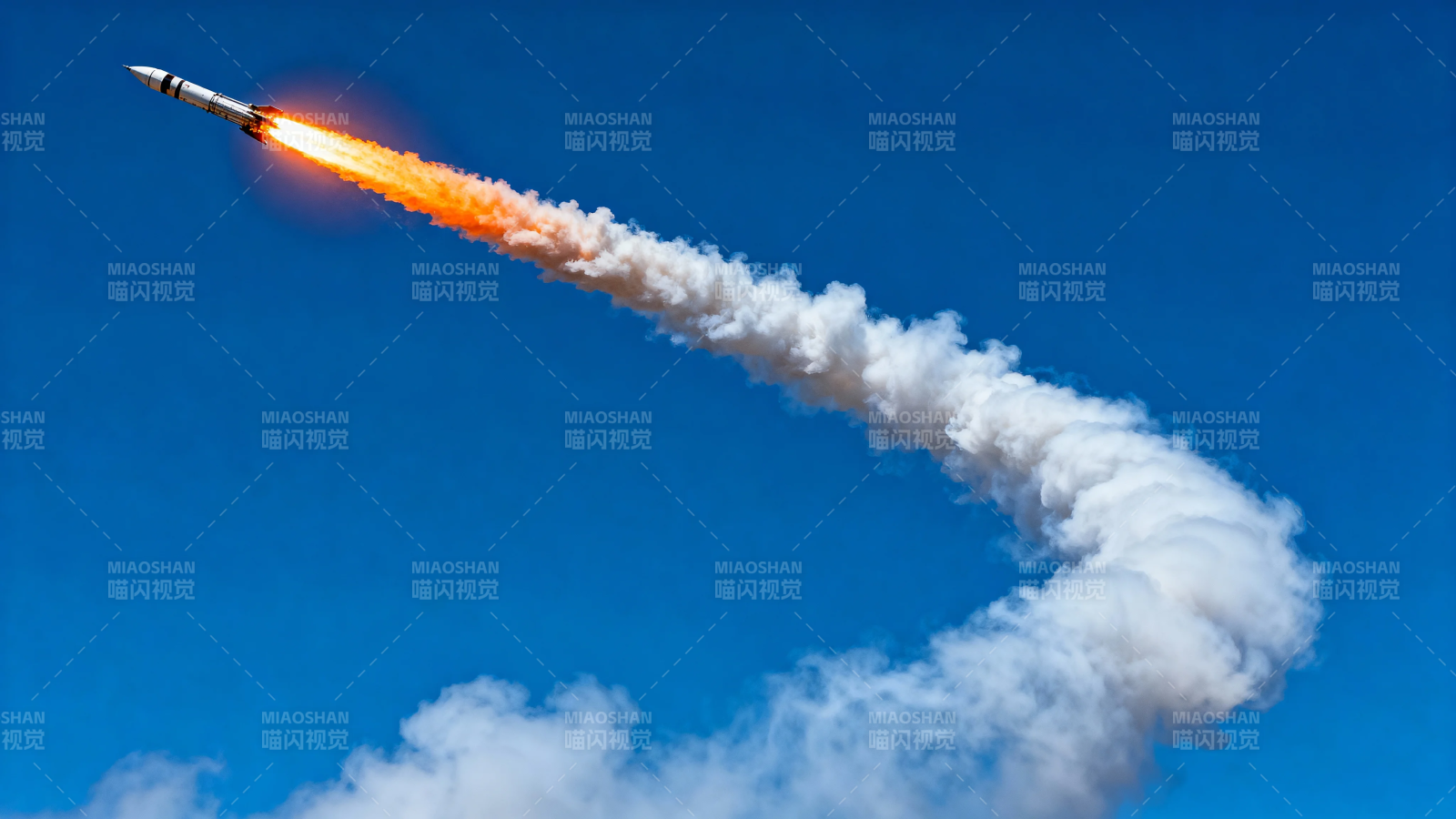 火箭升空 尾焰划破蓝天图片