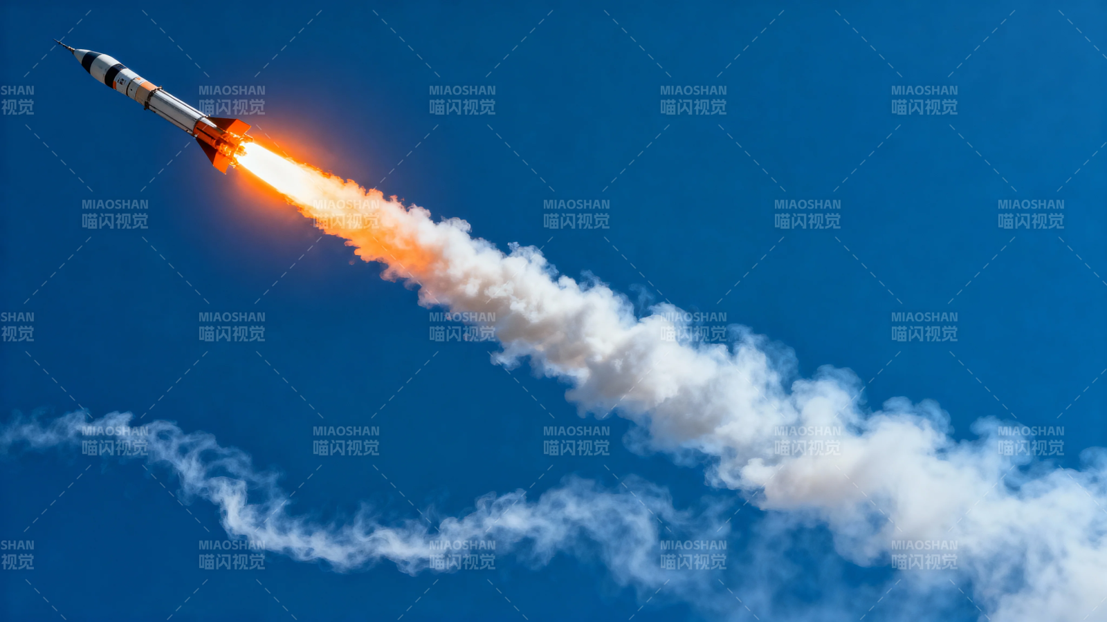 火箭升空 尾焰划破蓝天图片