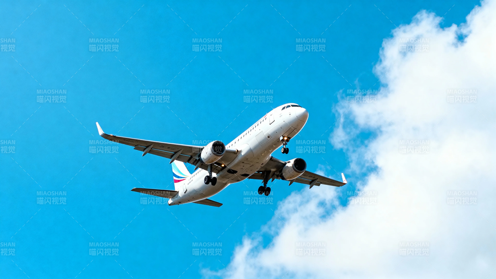 飞机蓝天起飞 云伴航程图片