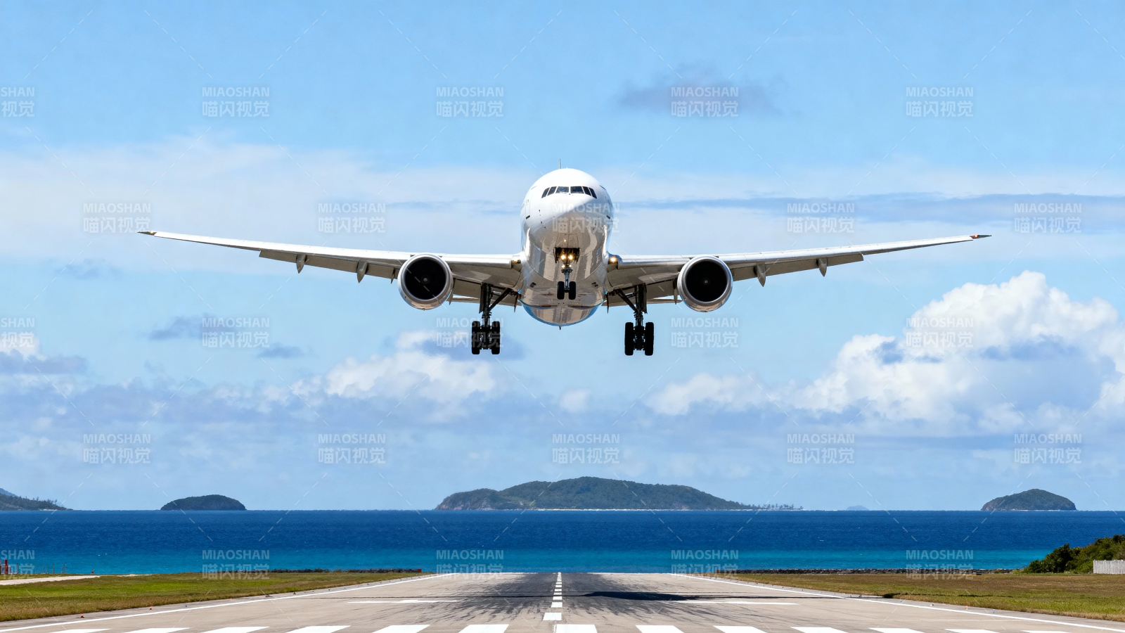 飞机降落海岛机场图片