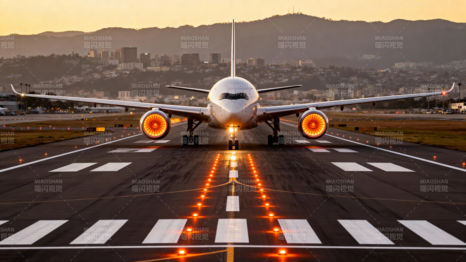 夕阳下飞机跑道起飞瞬间图片