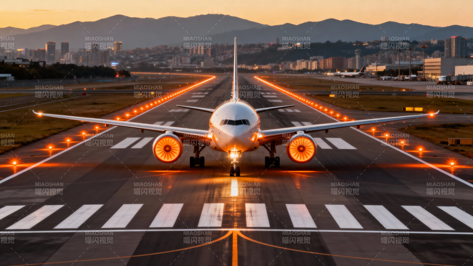 夕阳跑道 飞机待飞图片