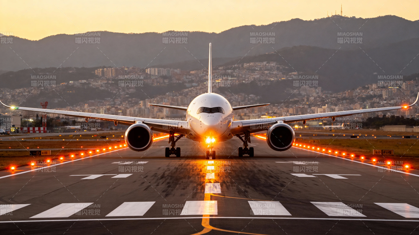夕阳跑道 客机待飞图片