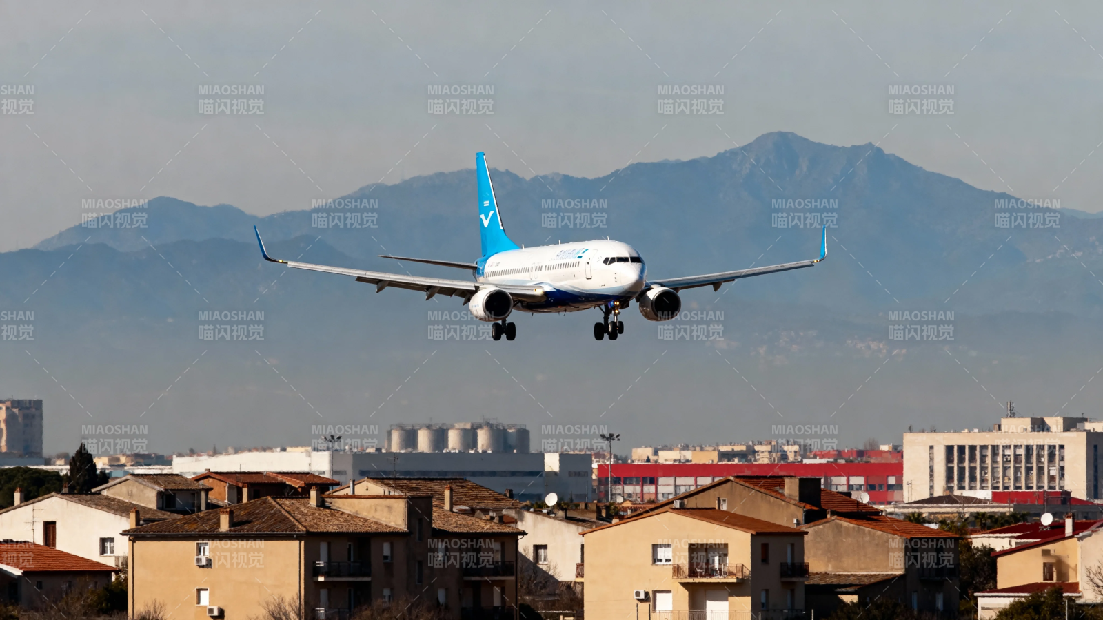 飞机降落山城上空图片