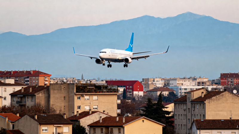 飞机降落城市上空图片