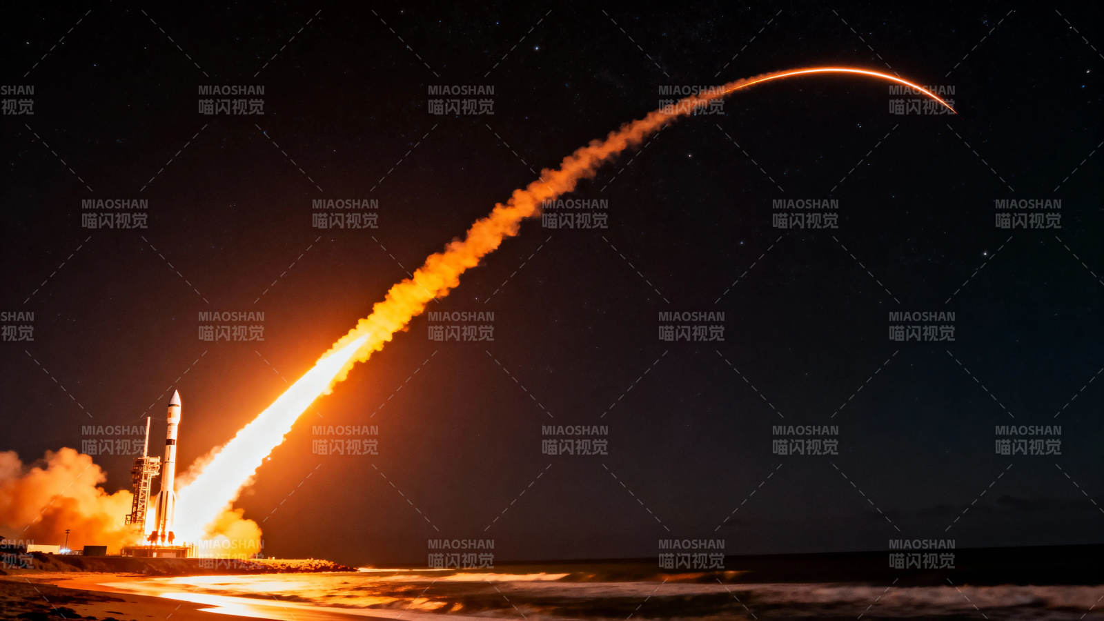 火箭夜射 焰弧划星空图片