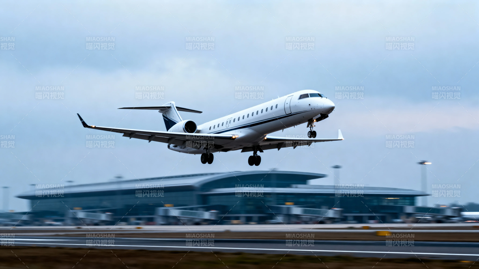 飞机起飞瞬间 背景机场模糊图片