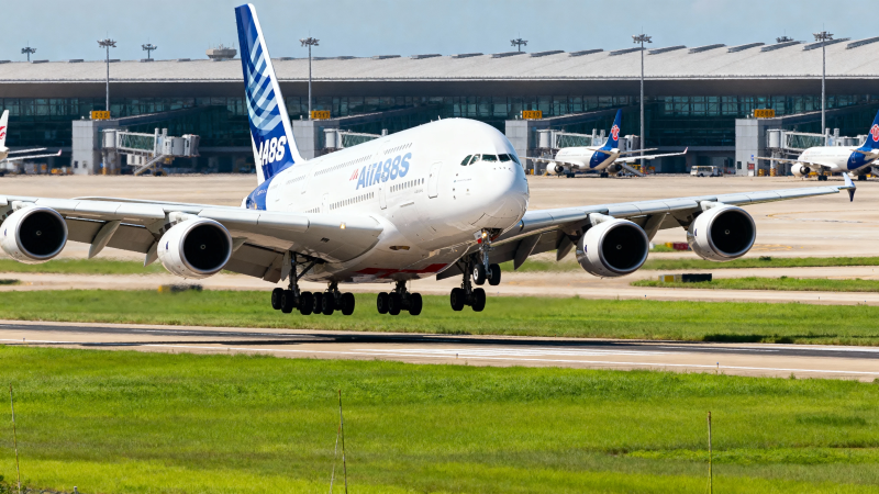 空客A降落机场瞬间图片