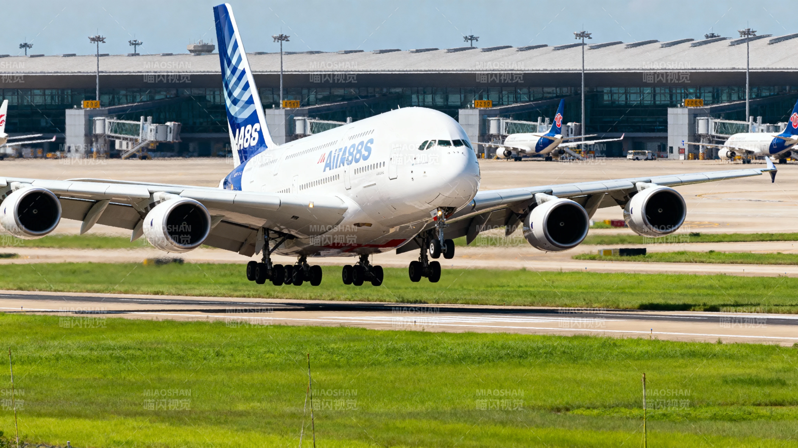 空客A降落机场瞬间图片