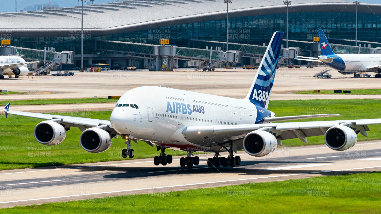 空客A滑行于机场跑道图片