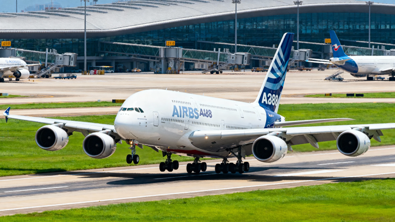 空客A滑行于机场跑道图片