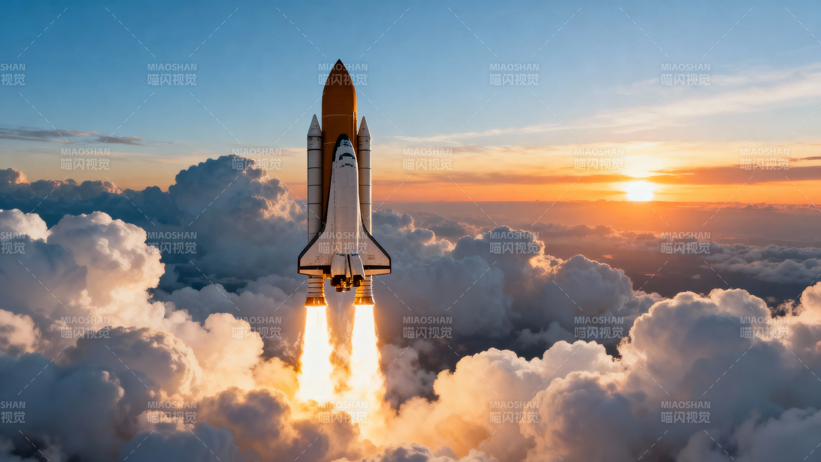 航天器穿越云层升空图片