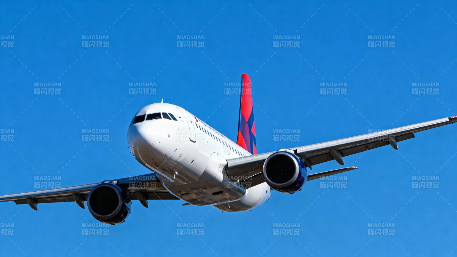 蓝天下的客机飞行中图片