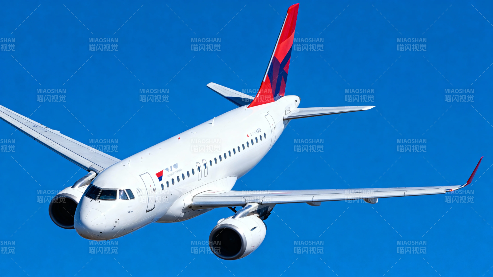 蓝天下的达美航空客机图片