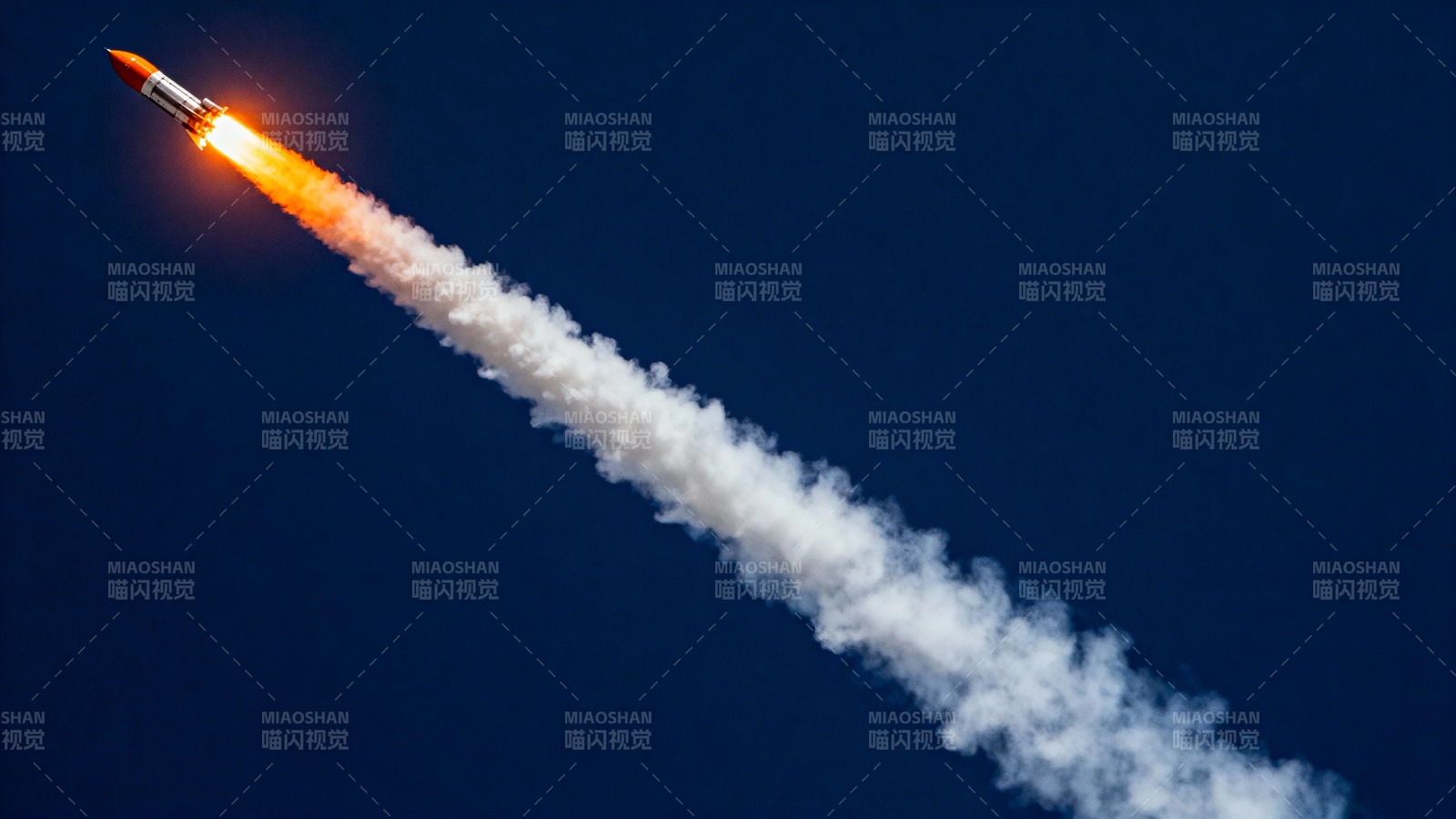 火箭升空 尾焰划破深蓝夜空图片