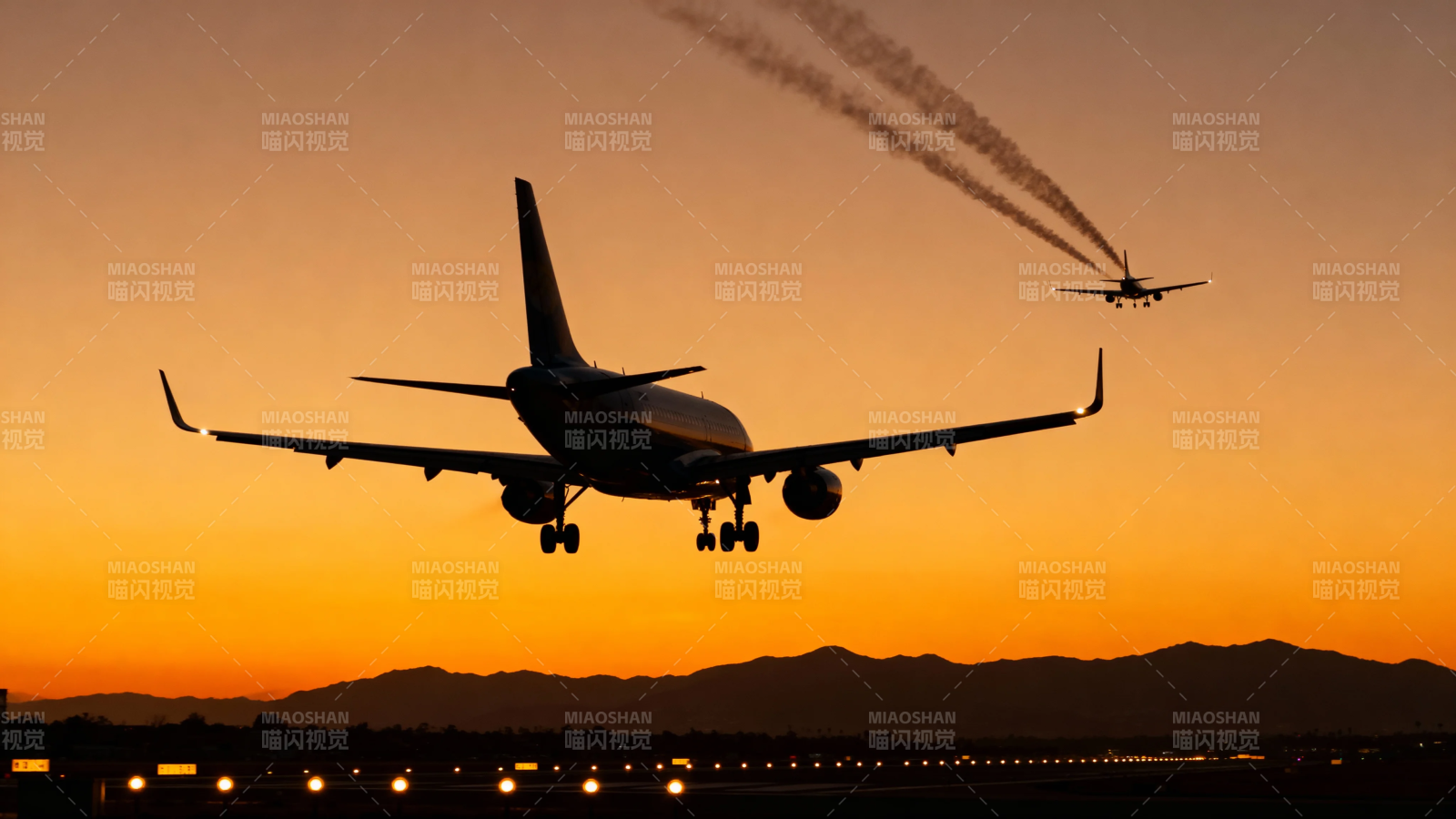 夕阳双机剪影 归航时刻图片