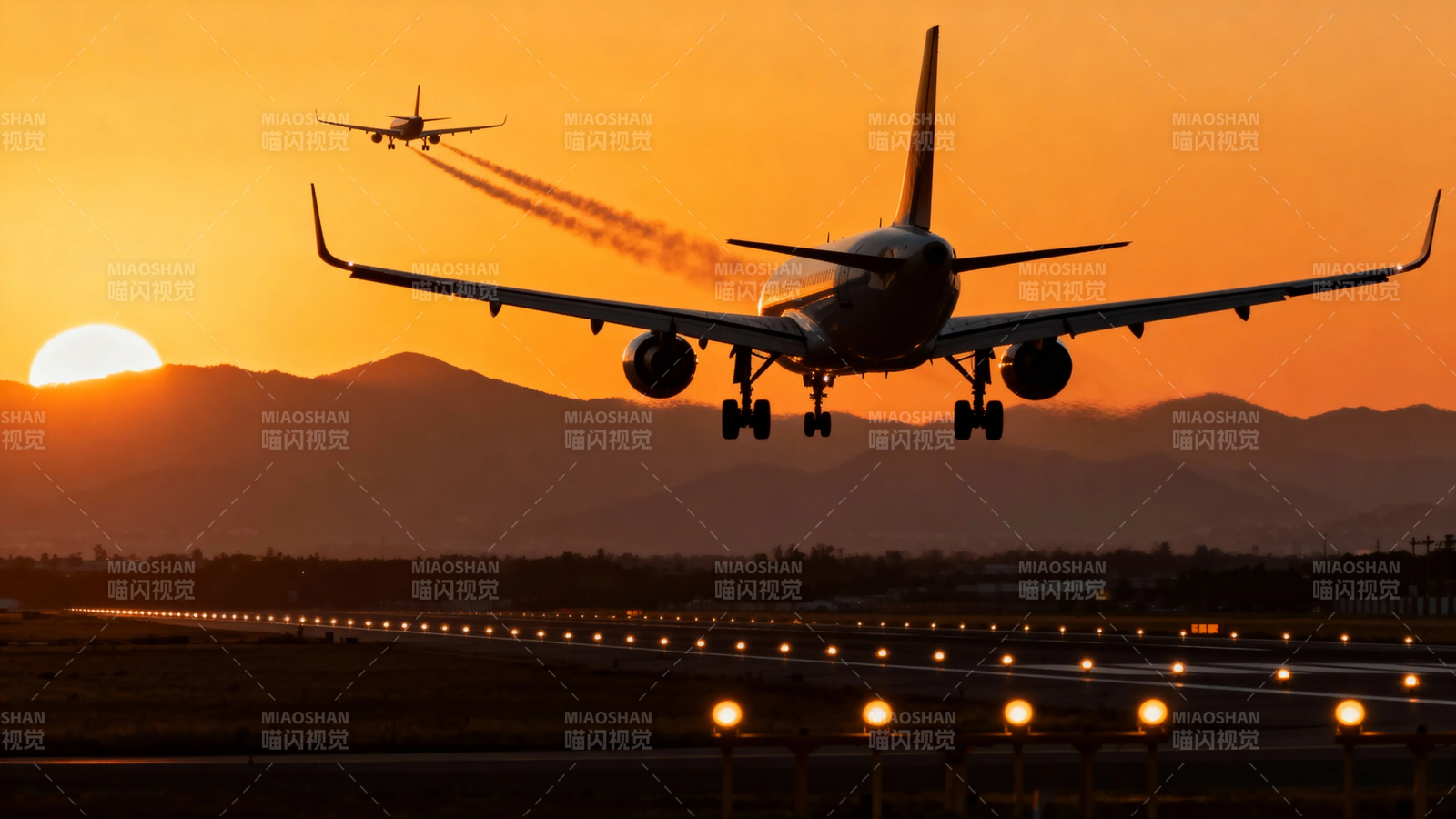 夕阳下飞机降落剪影图片