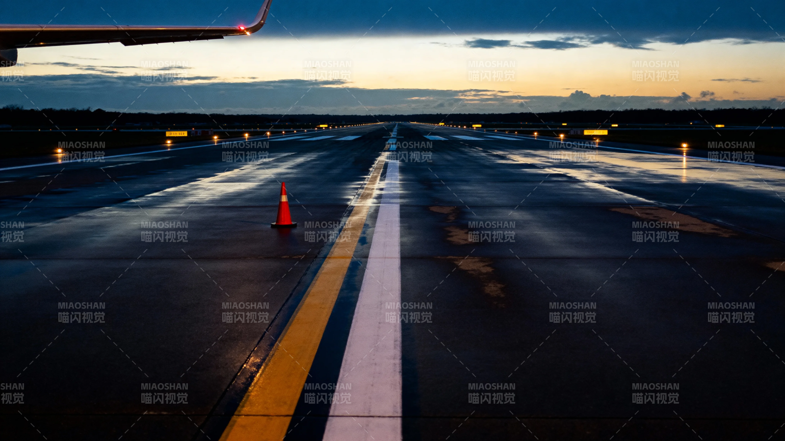 雨夜跑道 孤锥待飞图片