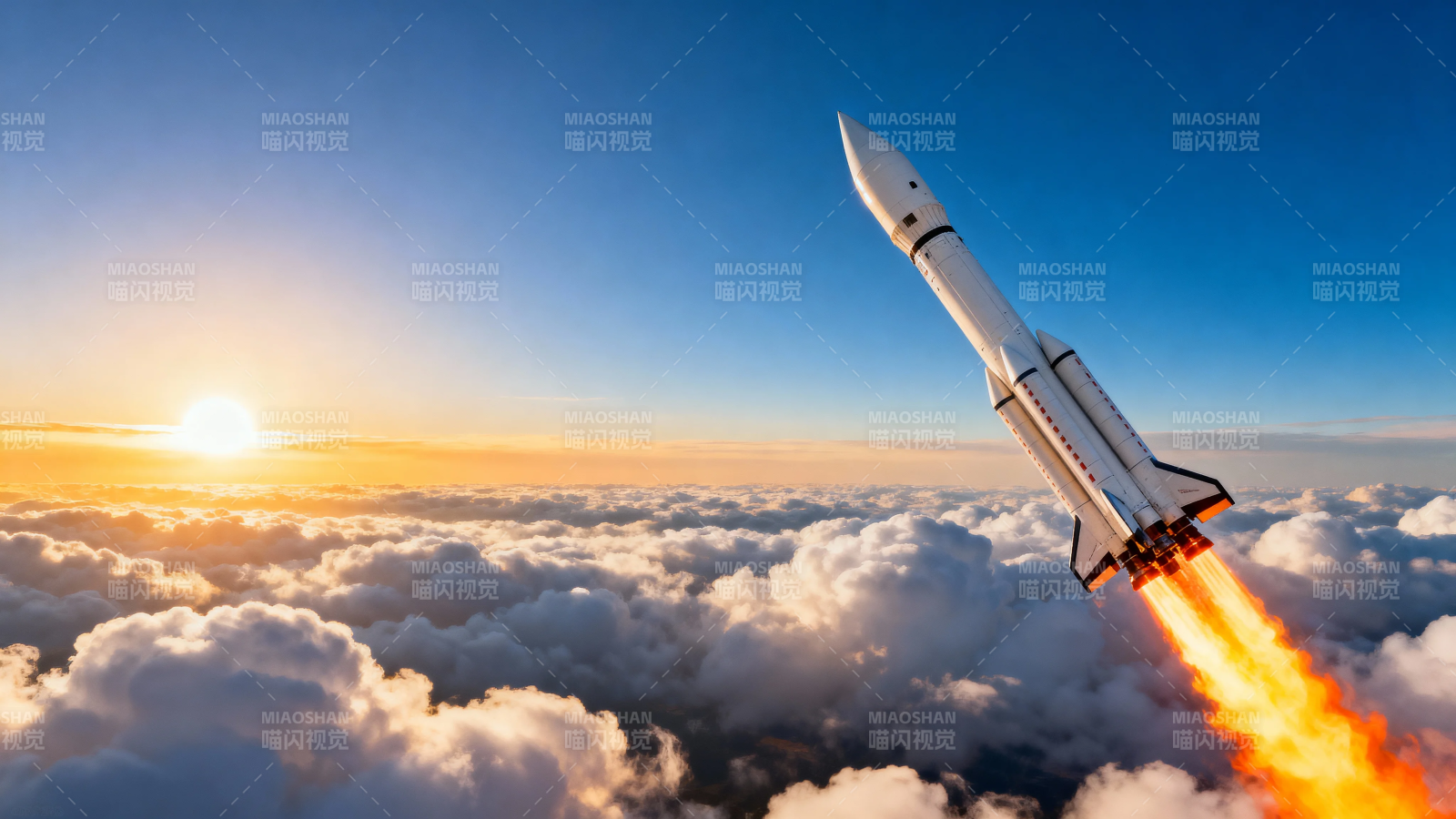 火箭升空 穿越云海迎朝阳图片
