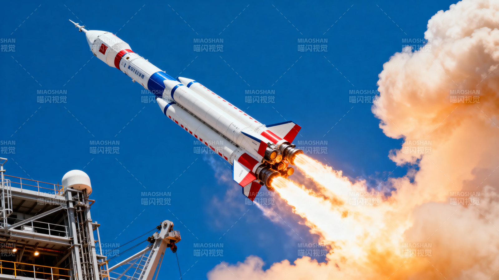 火箭升空 烈焰划破蓝天图片