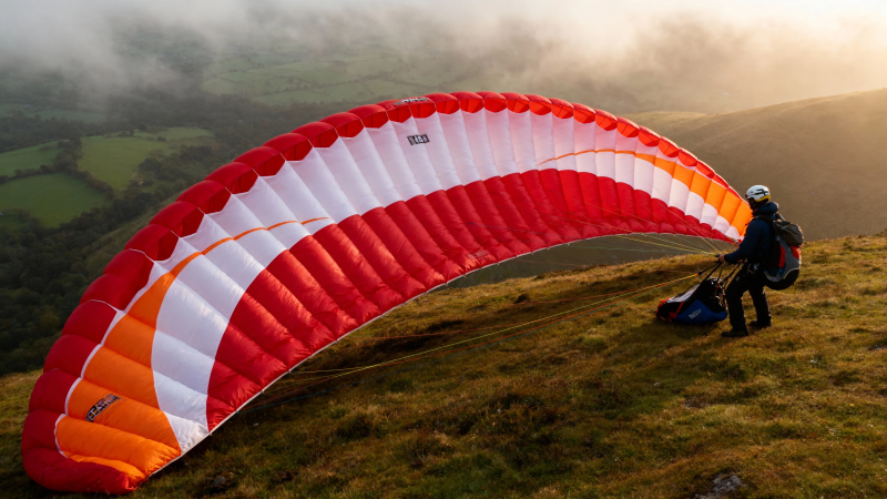 滑翔伞起飞 山野晨曦中图片