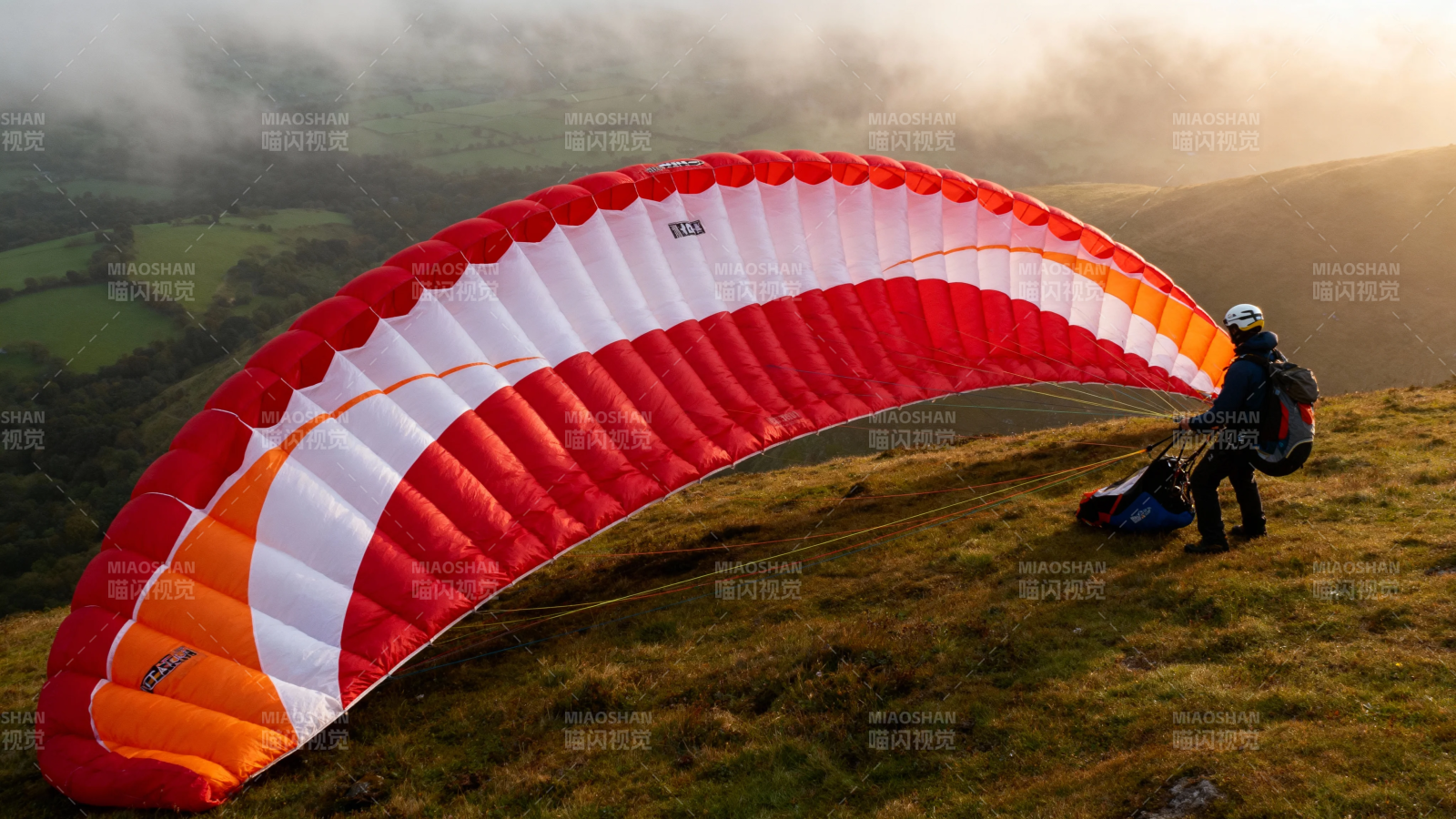 滑翔伞起飞 山野晨曦中图片