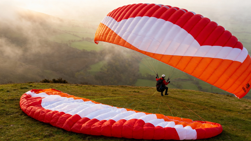 红白滑翔伞 山野起飞时图片