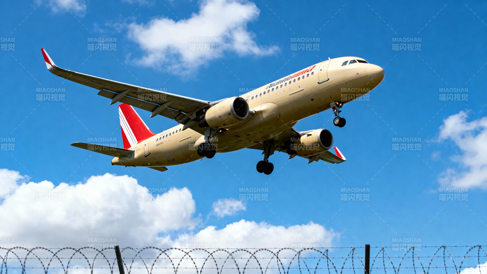 客机起飞 蓝天白云背景图片