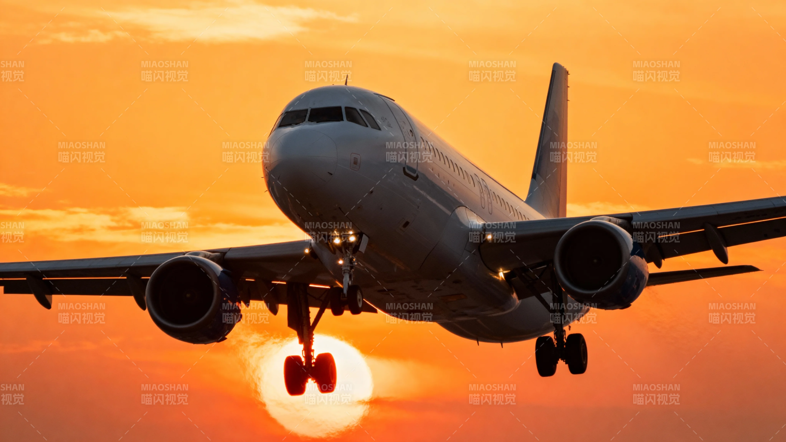 夕阳下飞机降落瞬间图片