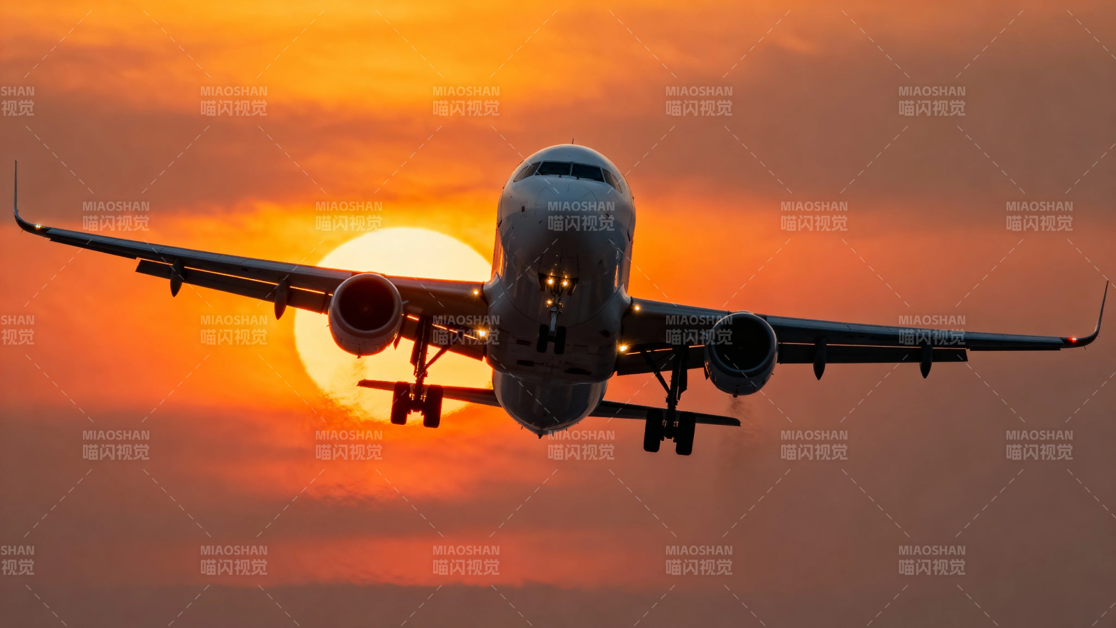 夕阳下飞机降落剪影图片