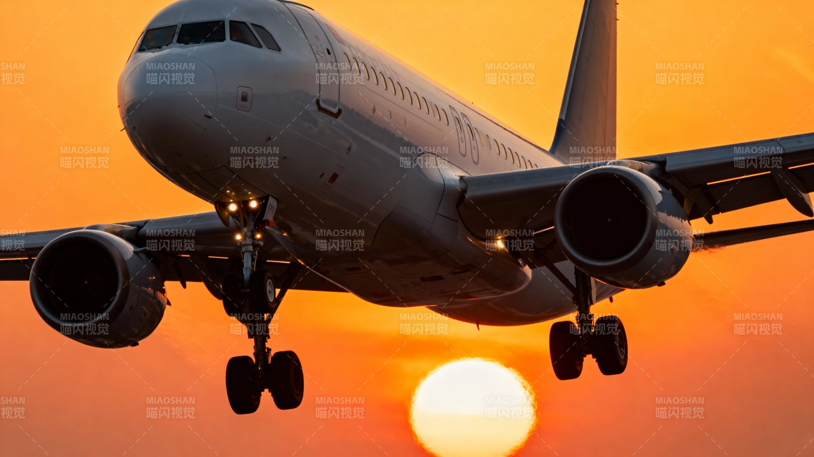 夕阳下飞机降落瞬间图片