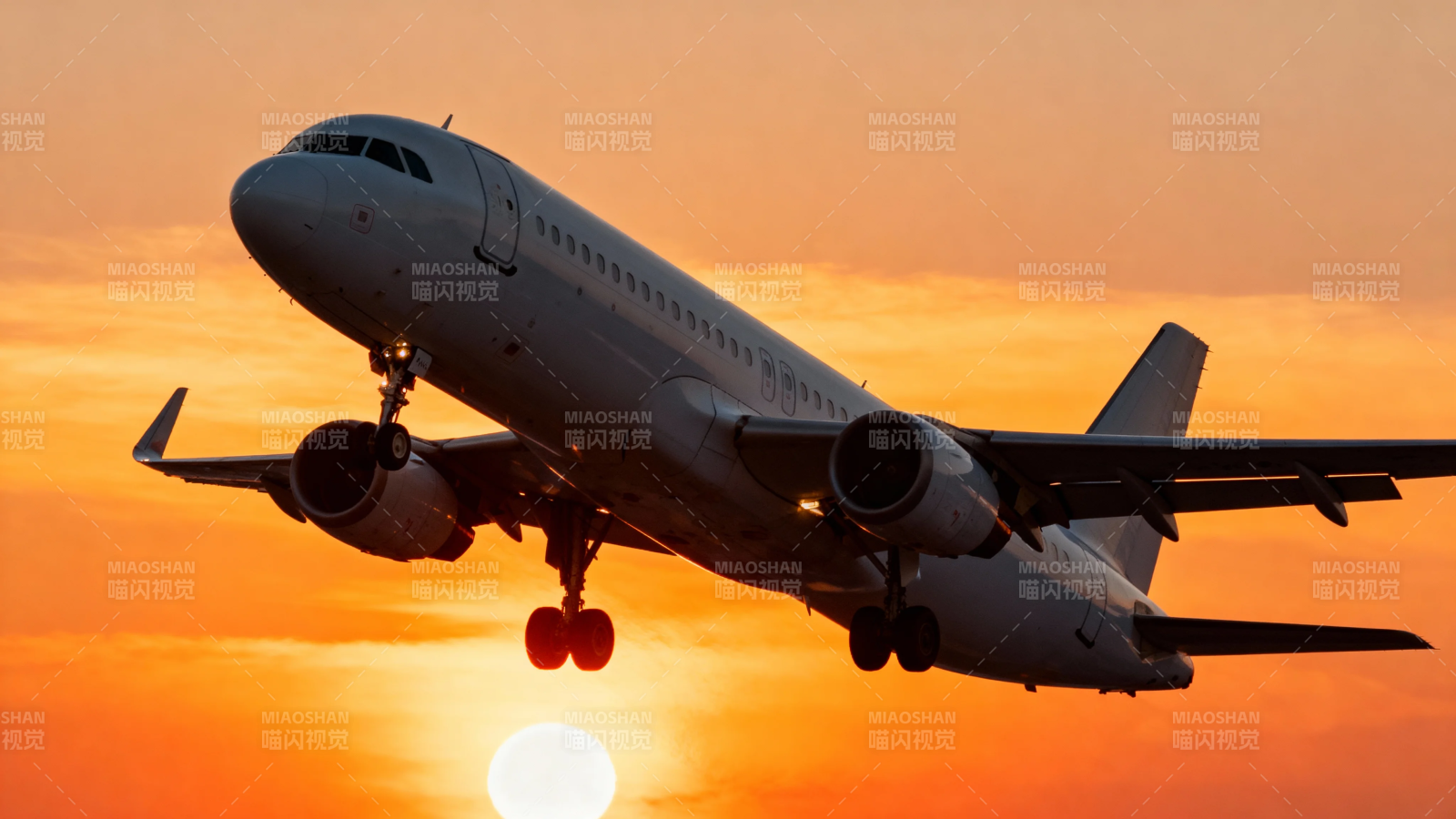 夕阳下飞机起飞剪影图片