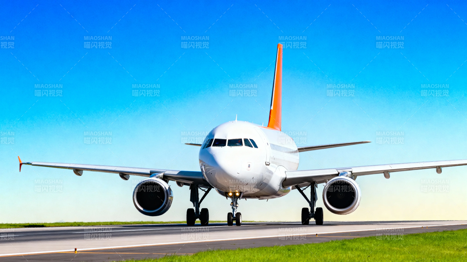 飞机跑道待飞 蓝天映衬橙尾翼图片